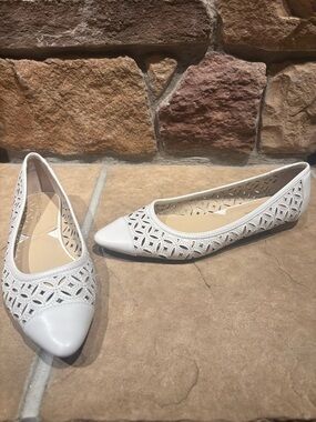 NWOT Adrienne Vittadini White Laser-Cut Pointed Toe Flats